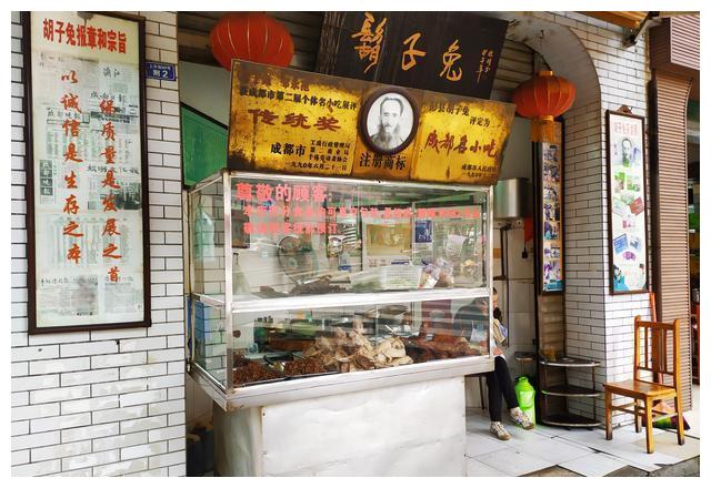 虽然招牌烂铺面小,但彭州的胡子兔靠味道闻名,兔肉鲜嫩麻辣十足