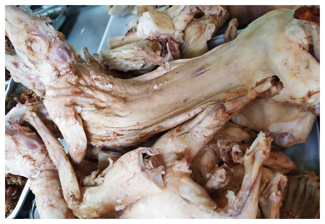 这家店更让我喜欢的就是拌兔肉了,之前来也没有想到,兔子煮好摆在摊位