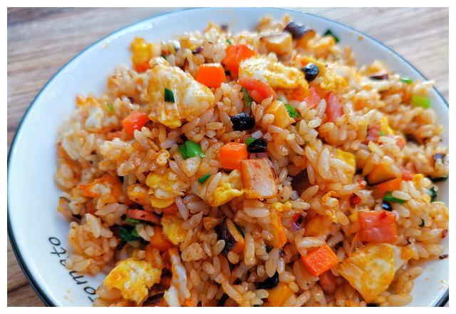 蛋炒饭不要只放鸡蛋了,加点老干妈,生抽耗油都不需要了,香喷喷