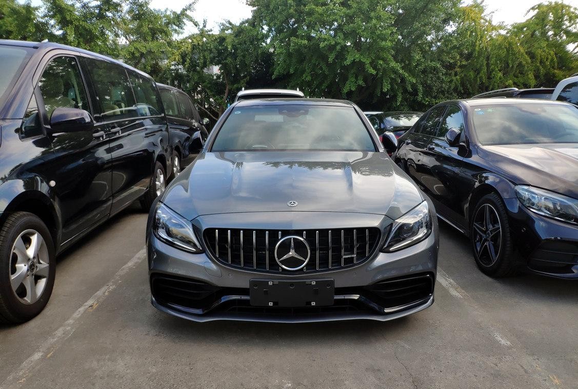 2019款奔驰c63samg介绍它是一台8缸版本的奔驰c级轿车