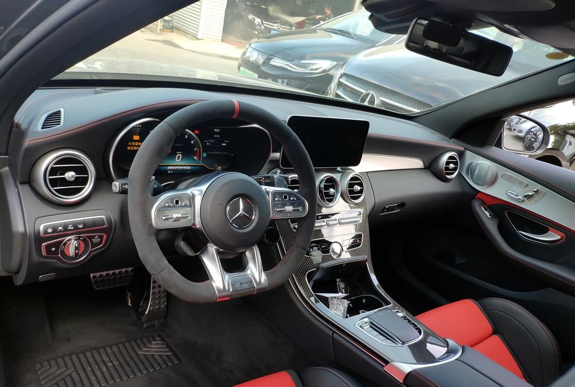 2019款奔驰c63samg介绍它是一台8缸版本的奔驰c级轿车