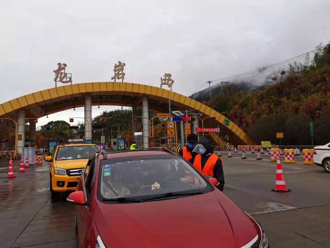 在龙岩西高速路口,由于工作中时常需要与司乘人员沟通交流,为了避免