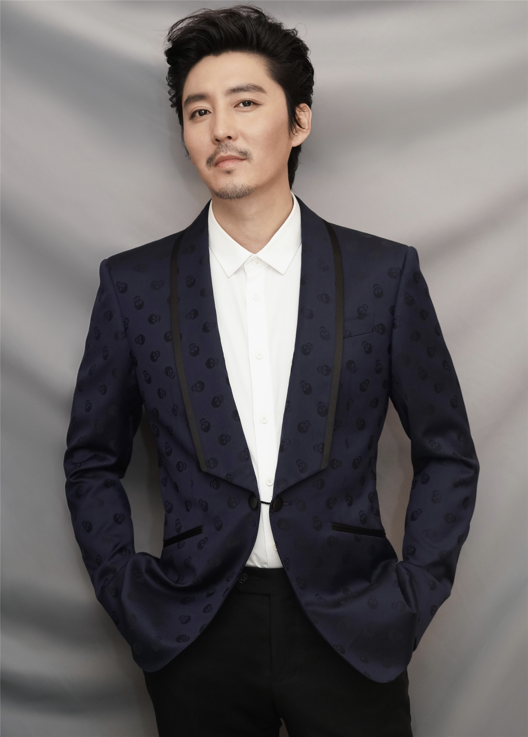 平遥国际影展荣誉之夜红毯王泷正深蓝西装小细节气质满分