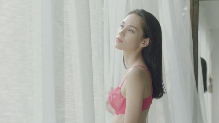 水原希子身着内衣自然美因生日的惊喜而高兴 即时尚