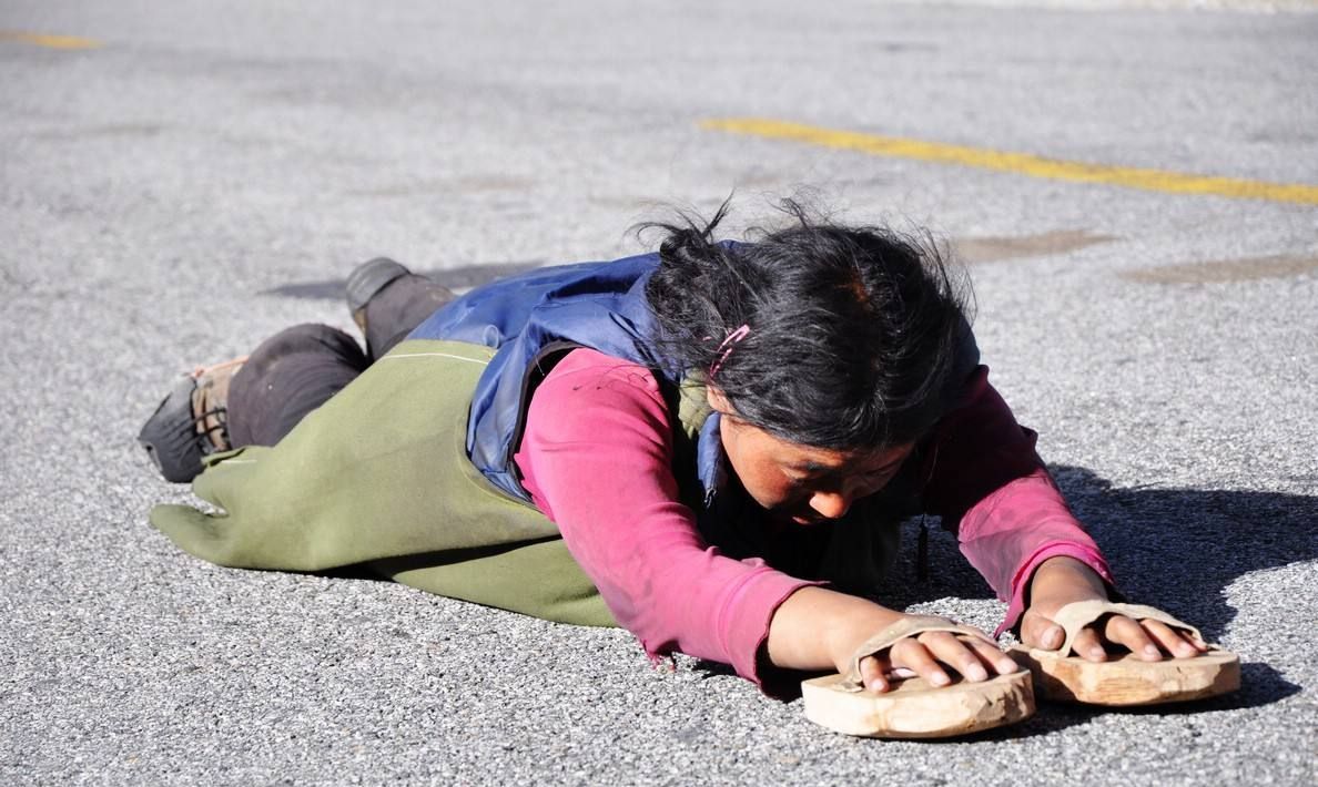 虔诚的朝圣者:磕长头近2500公里经拉萨到冈仁波齐转山的朝藏民_高清