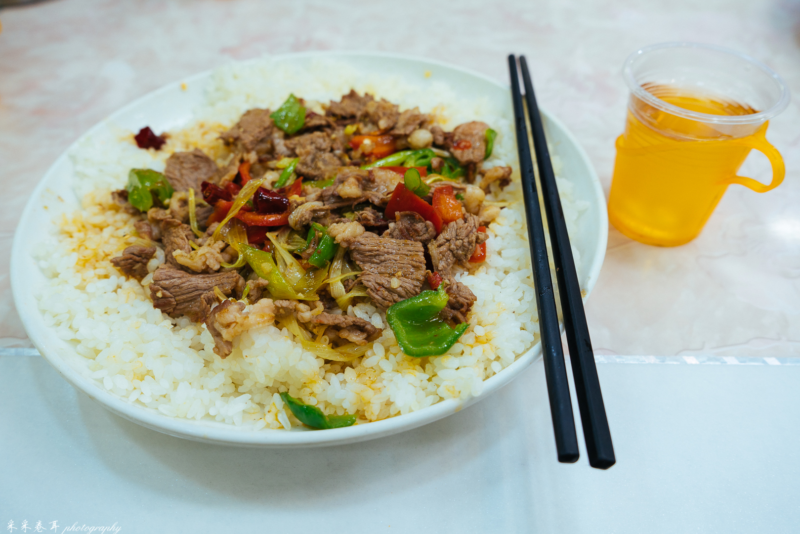 孜然羊肉盖饭 咸咸的茶一杯(清真特色)↑ 化身饮料搜集机的我们:"