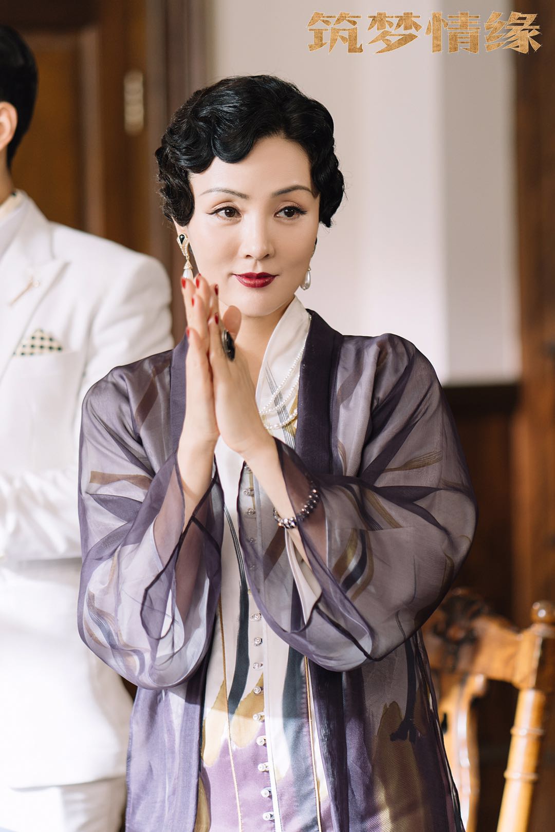 姜宏波的霸气女大佬形象受到追捧,惊艳身段搭配修身装束,近日,民国剧