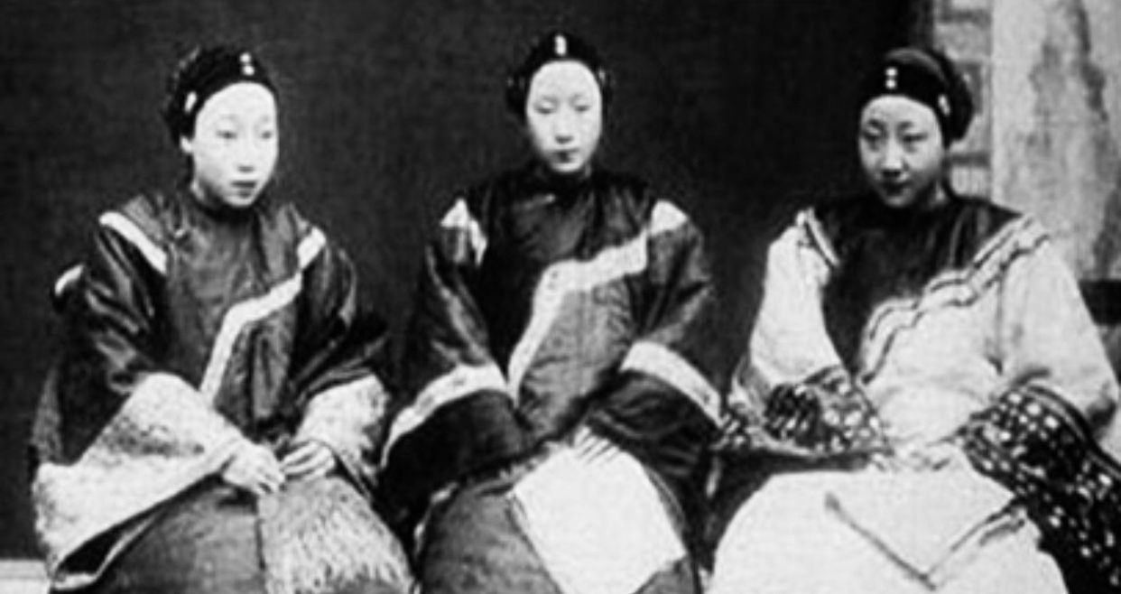 妾,又称姨太,陪房,偏房,侧室,妾侍,主要指一夫一妻多妾制结构中,地位