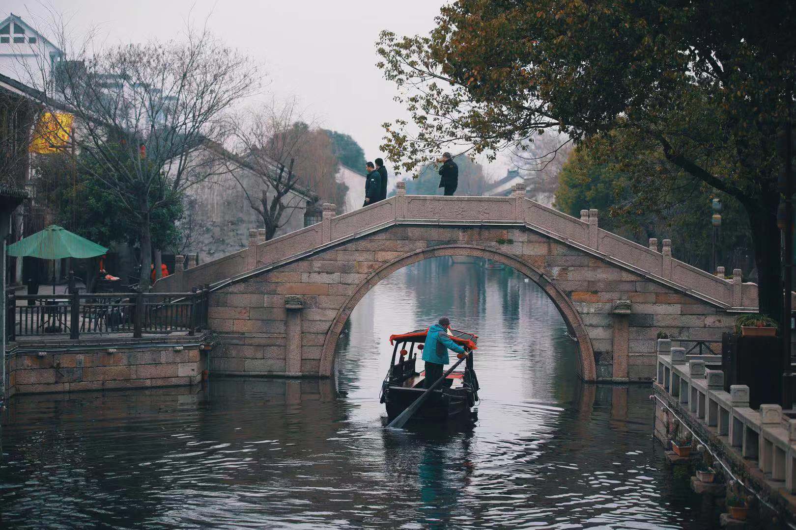 小桥流水白墙黛瓦青石板路和摇曳的乌篷船这就是江南水乡模样