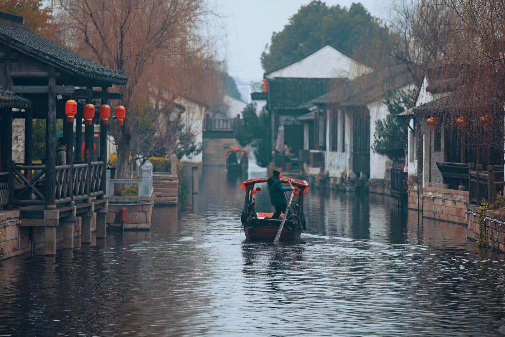 小桥流水白墙黛瓦青石板路和摇曳的乌篷船这就是江南水乡模样