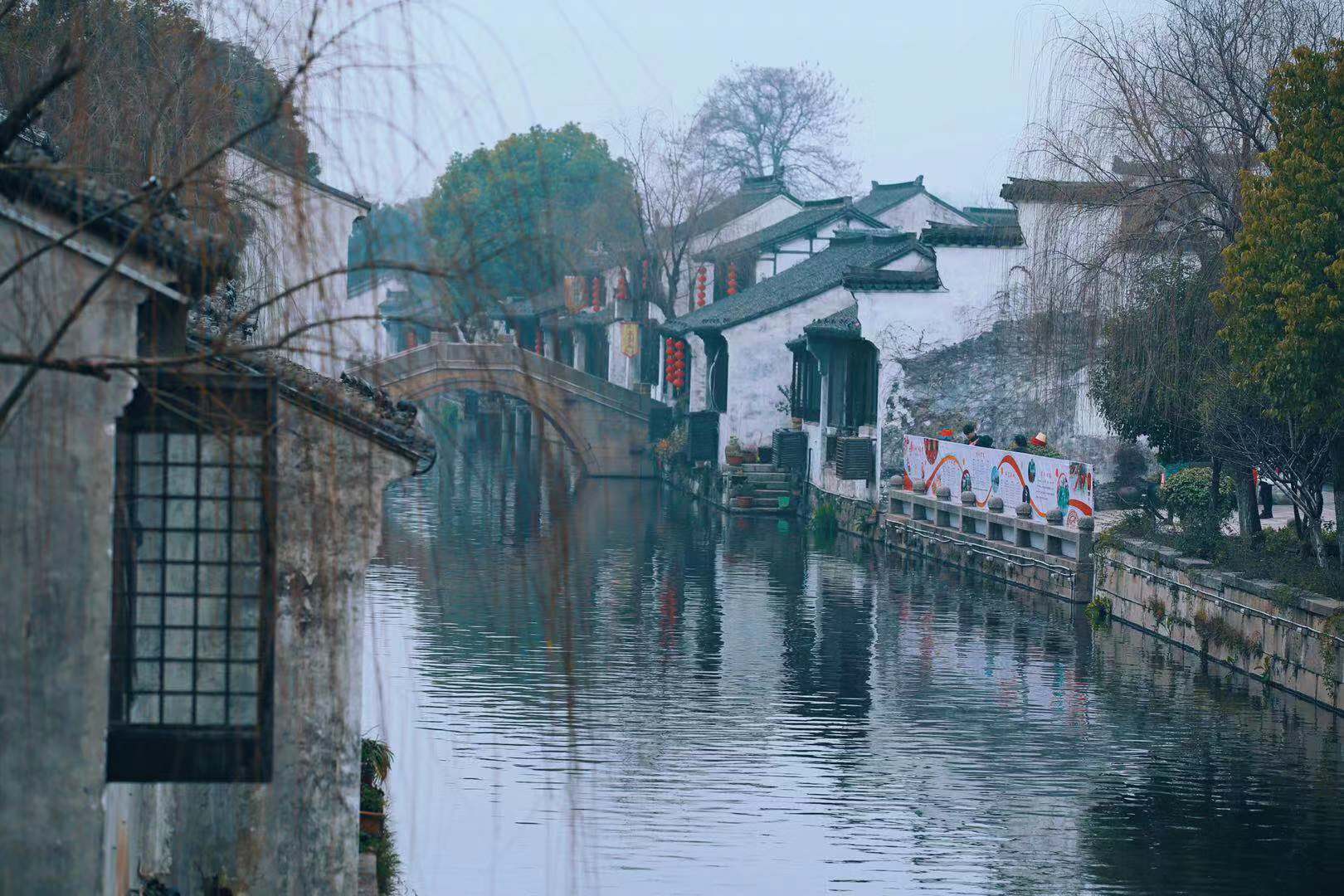小桥流水,白墙黛瓦,青石板路和摇曳的乌篷船这就是江南水乡模样