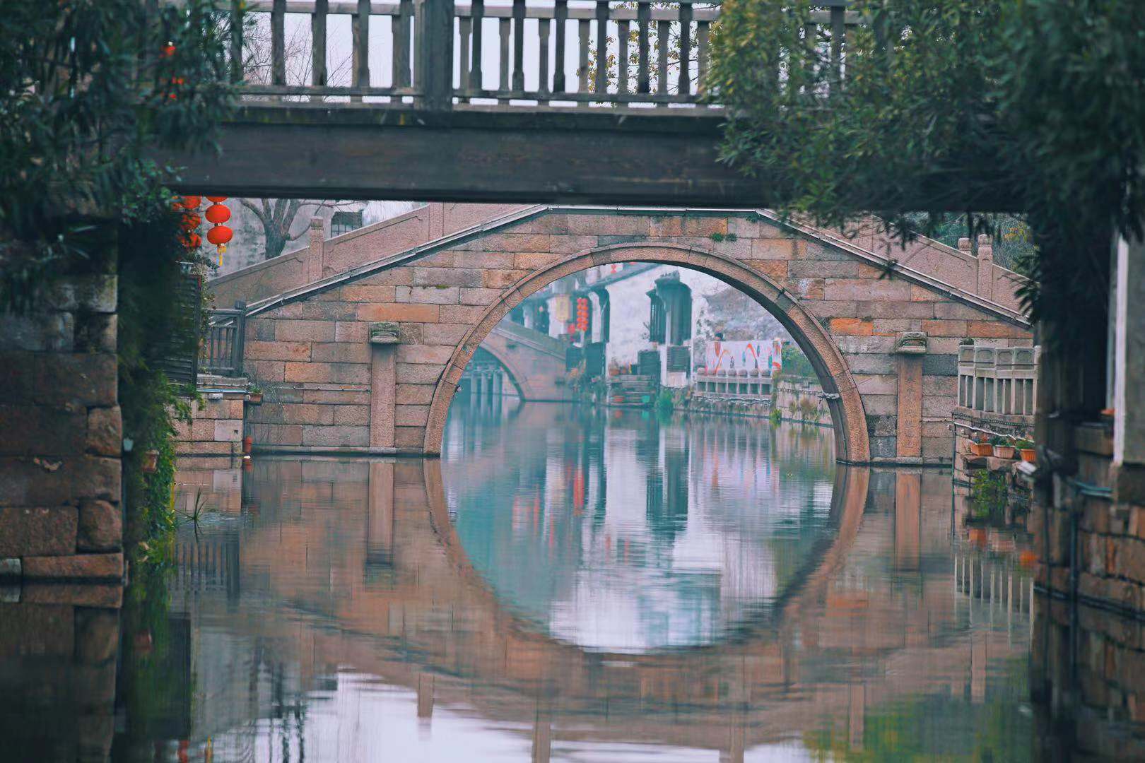 小桥流水白墙黛瓦青石板路和摇曳的乌篷船这就是江南水乡模样