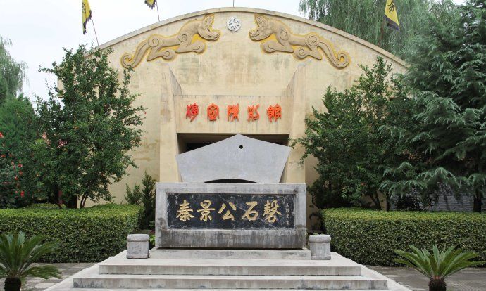 当年这块石磬上有180多个刻字,字体为籀文,酷似"石鼓文".