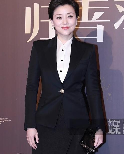 杨澜终于性感一回,51岁穿开叉长裙短发惊艳美得很高级
