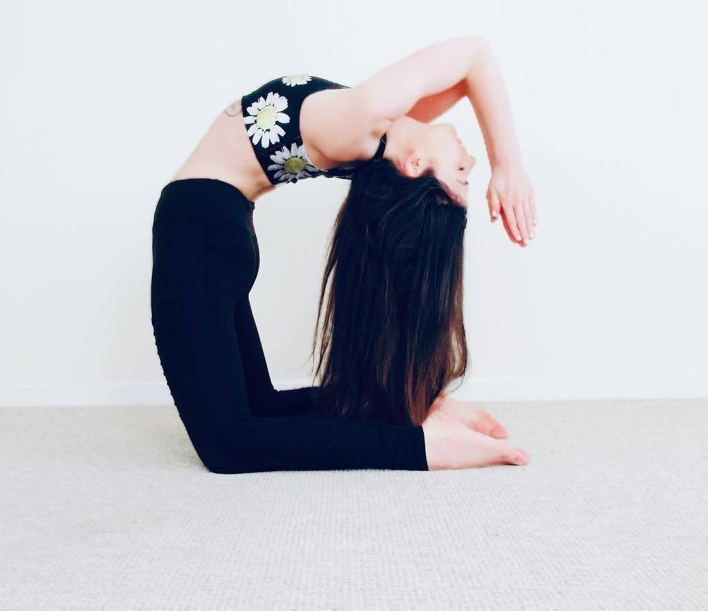 红衣似火的倪妮,瑜伽练就纤细腰肢,让她自有万种风情