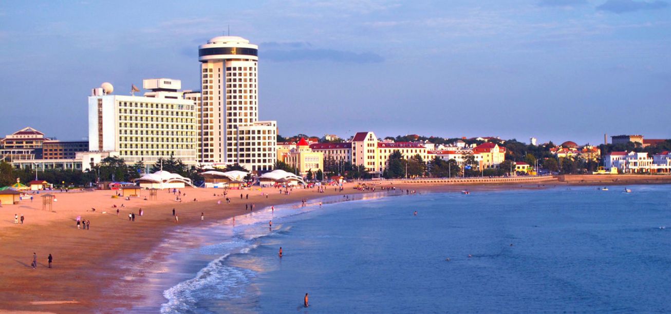 青岛景点推荐:畅享夏日海边激情,感受绿树蓝天,值得去看一看