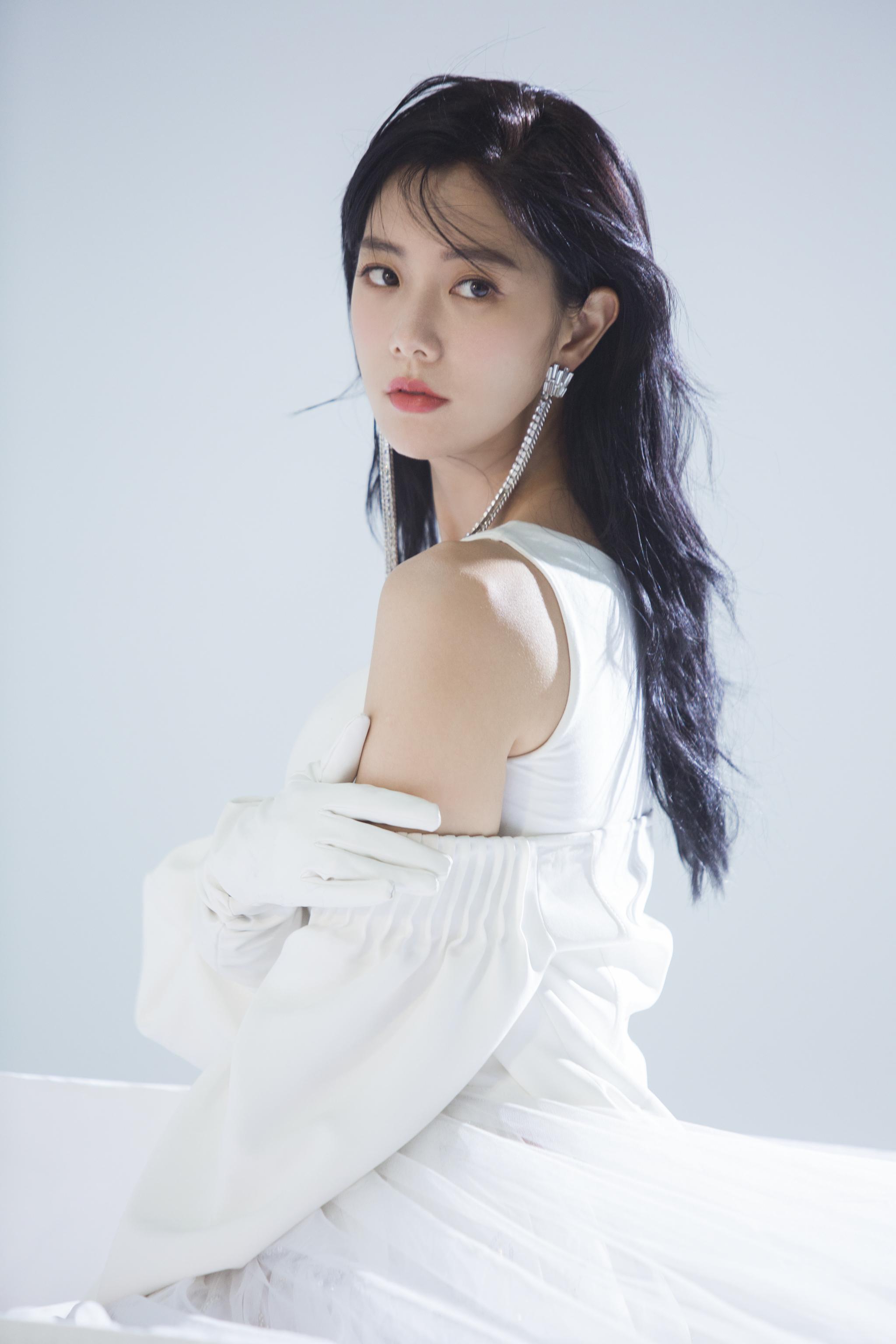 人气女星克拉拉变身美妆博主引领春季唇色潮流