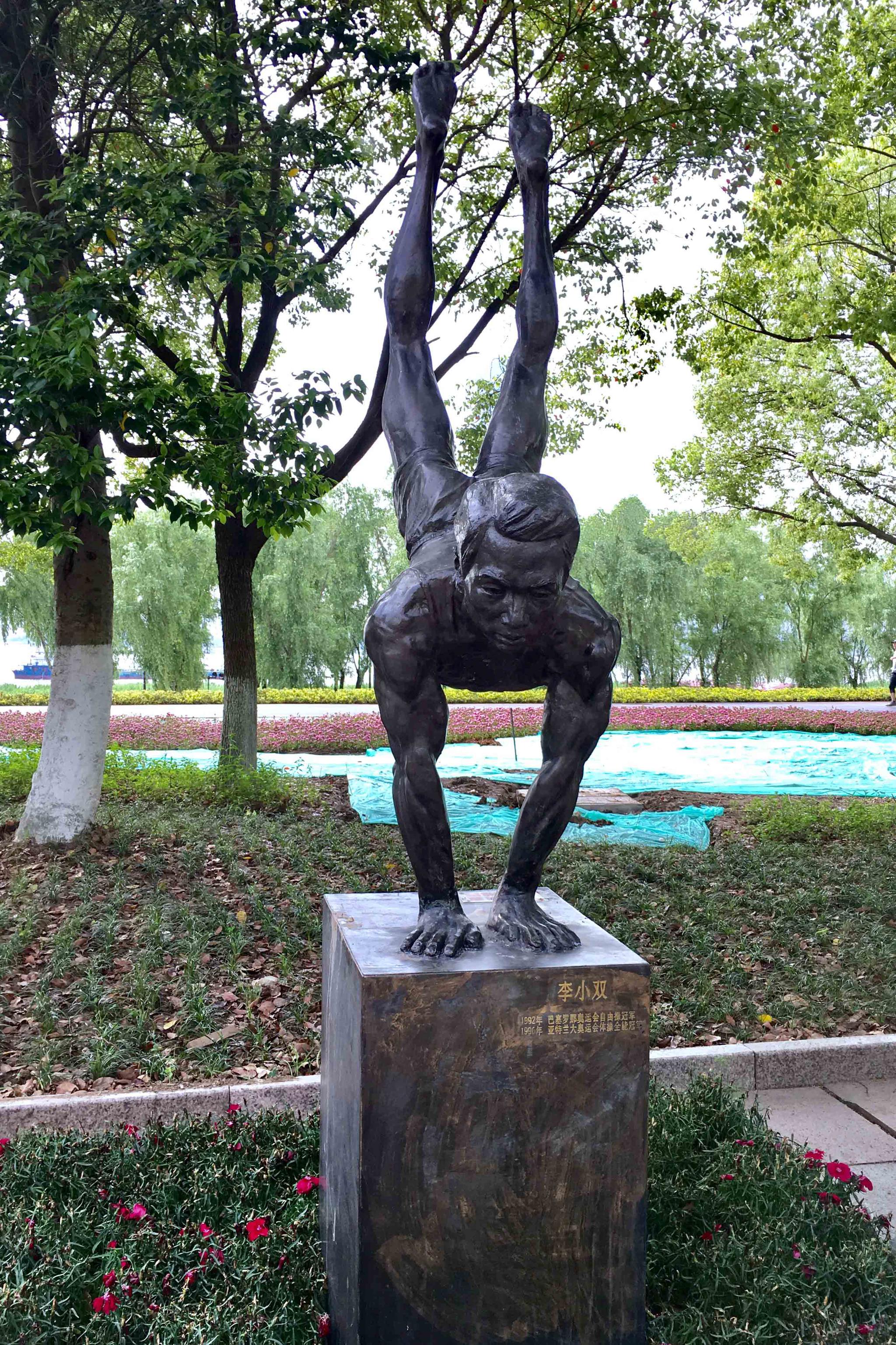 星光大道英姿展现湖北籍奥运冠军雕塑群武汉汉口江滩