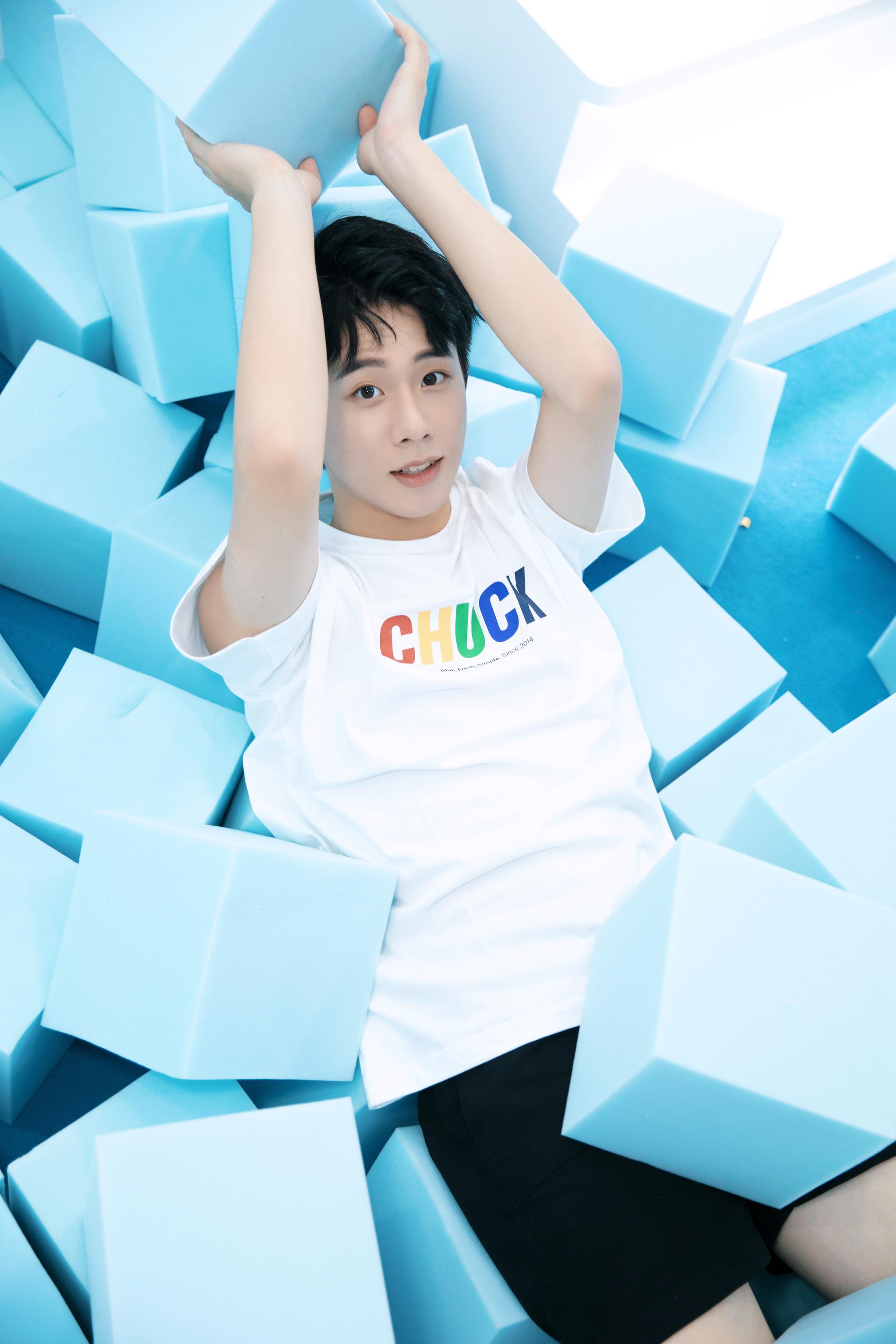 周奇夏日写真曝光 清新活力少年气十足