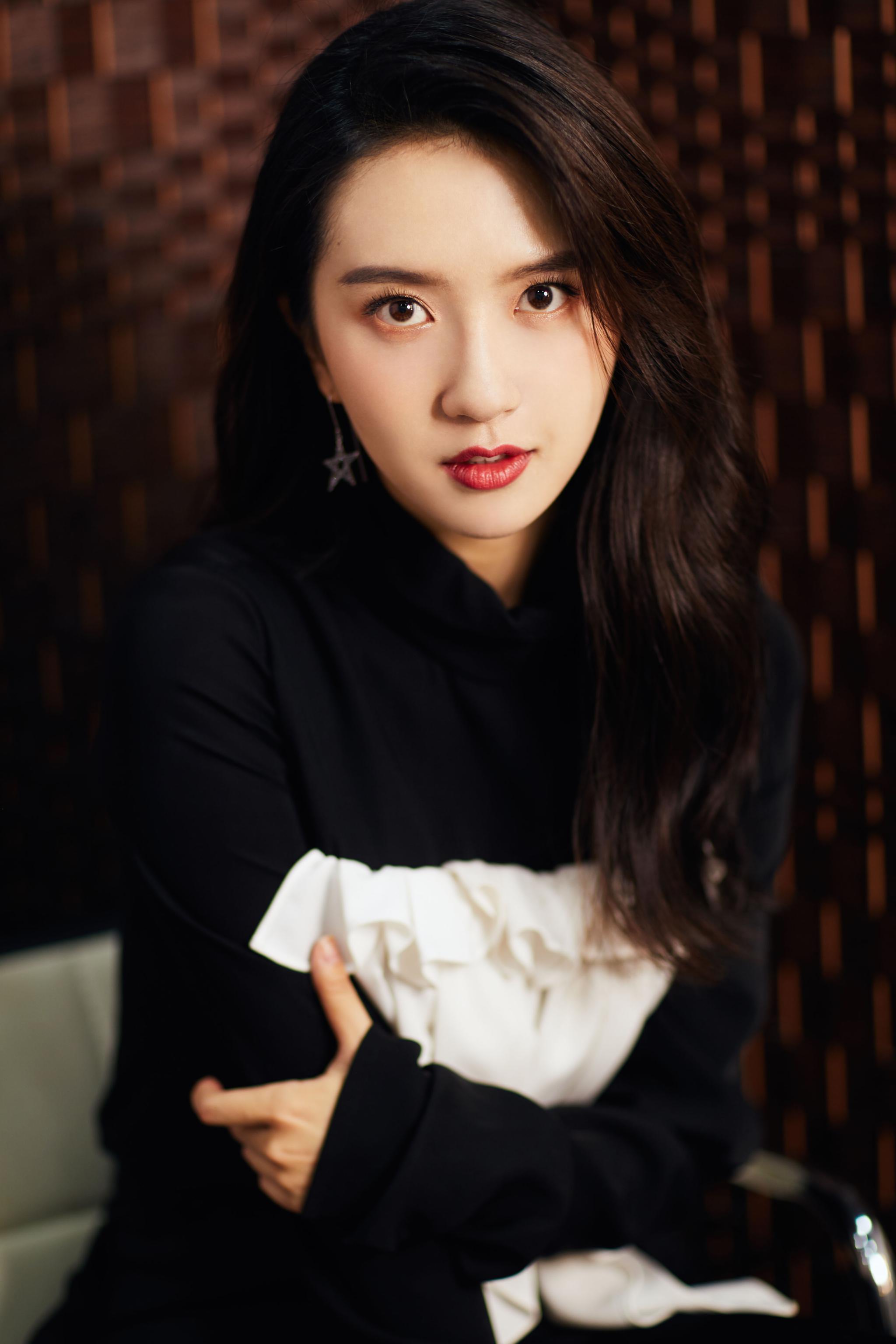 许龄月飒爽裤装现身《无主之城》见面会 秒变表情包尽显反差萌