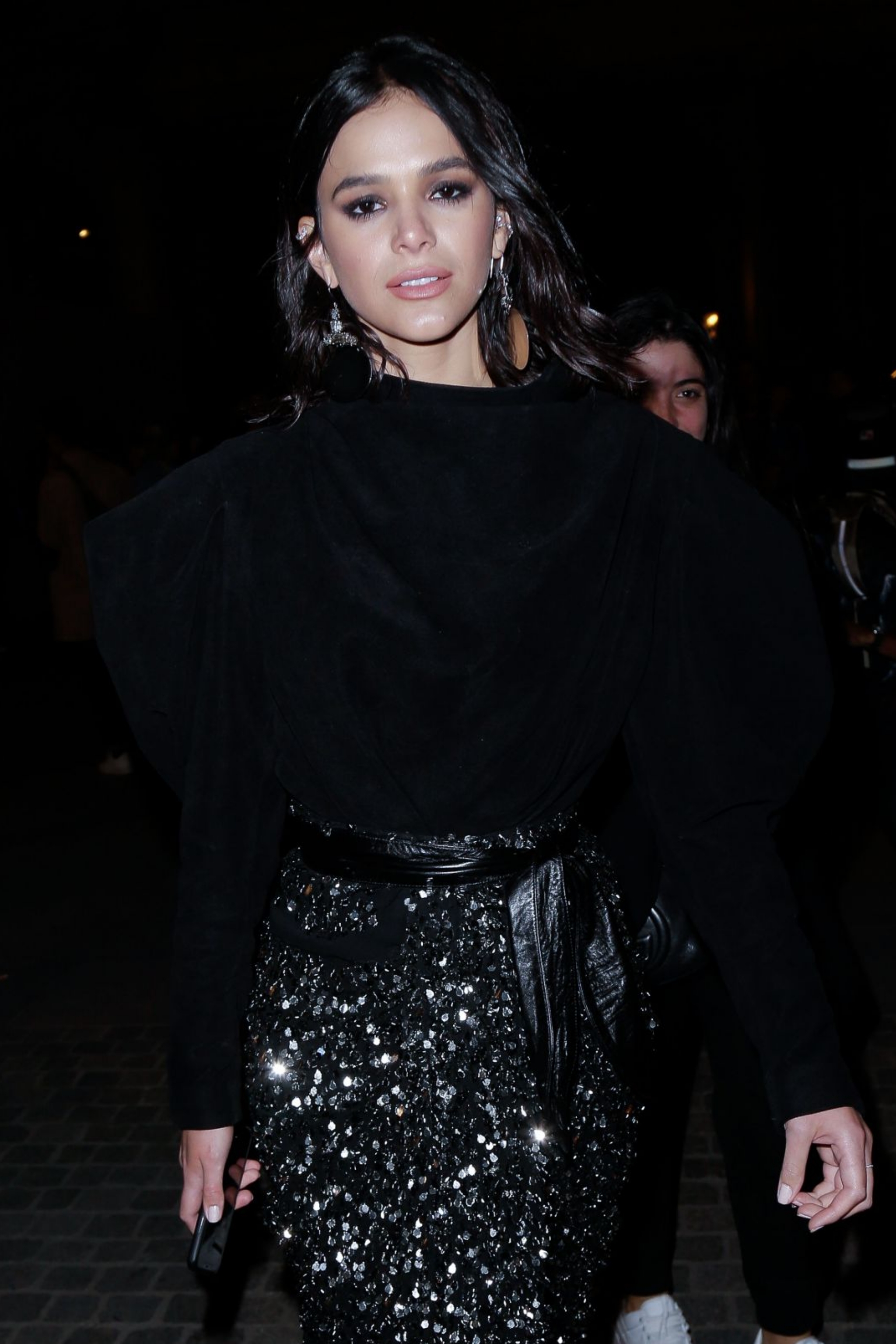 内马尔前女友布鲁娜出席巴黎时装秀身着黑色亮片长裙美极了