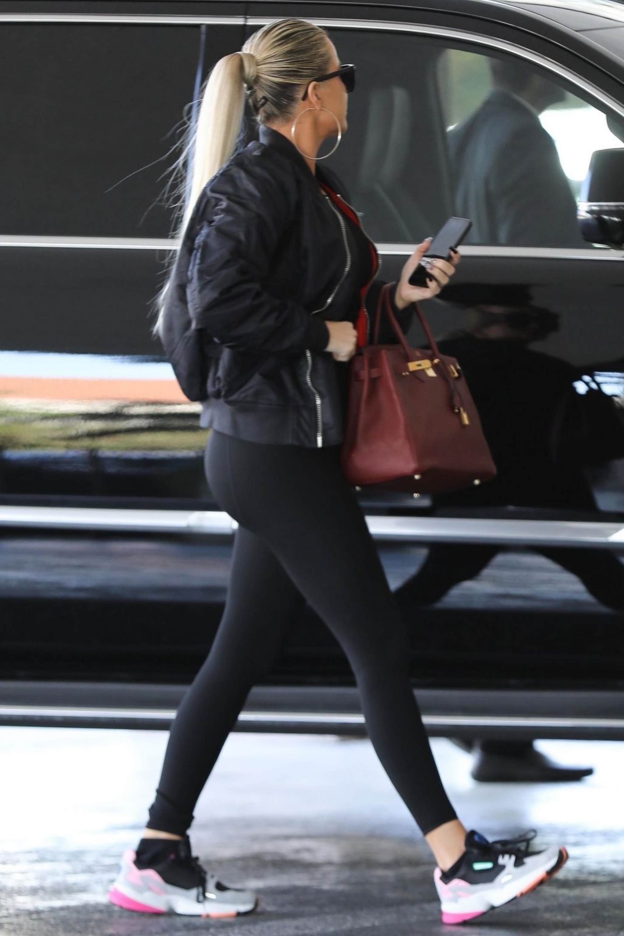 科勒卡戴珊洛杉矶低调出街戴着一对硕大的银色耳环十分吸睛