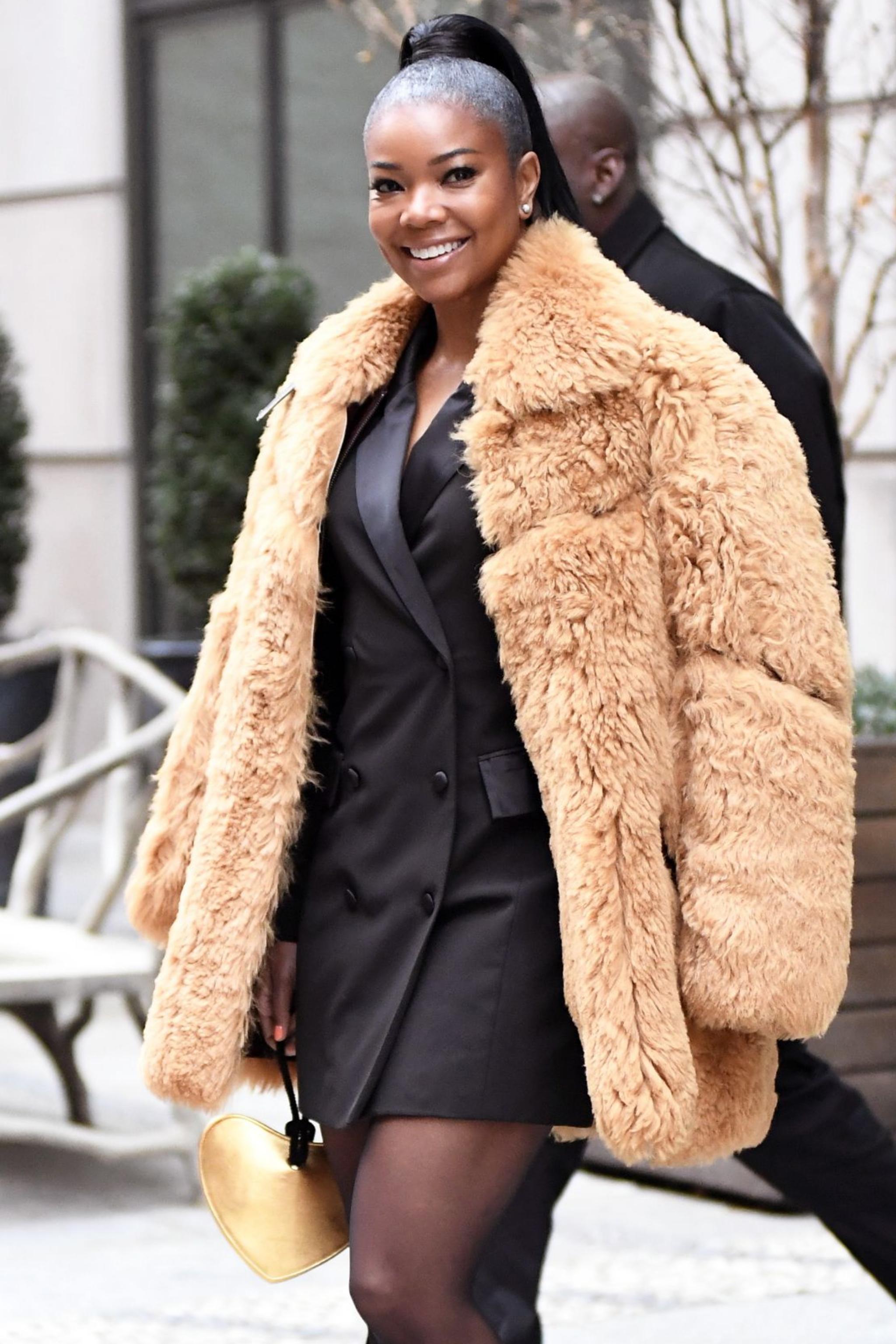 韦德妻子一袭贵妇打扮离开酒店细高跟搭配长筒袜性感至极