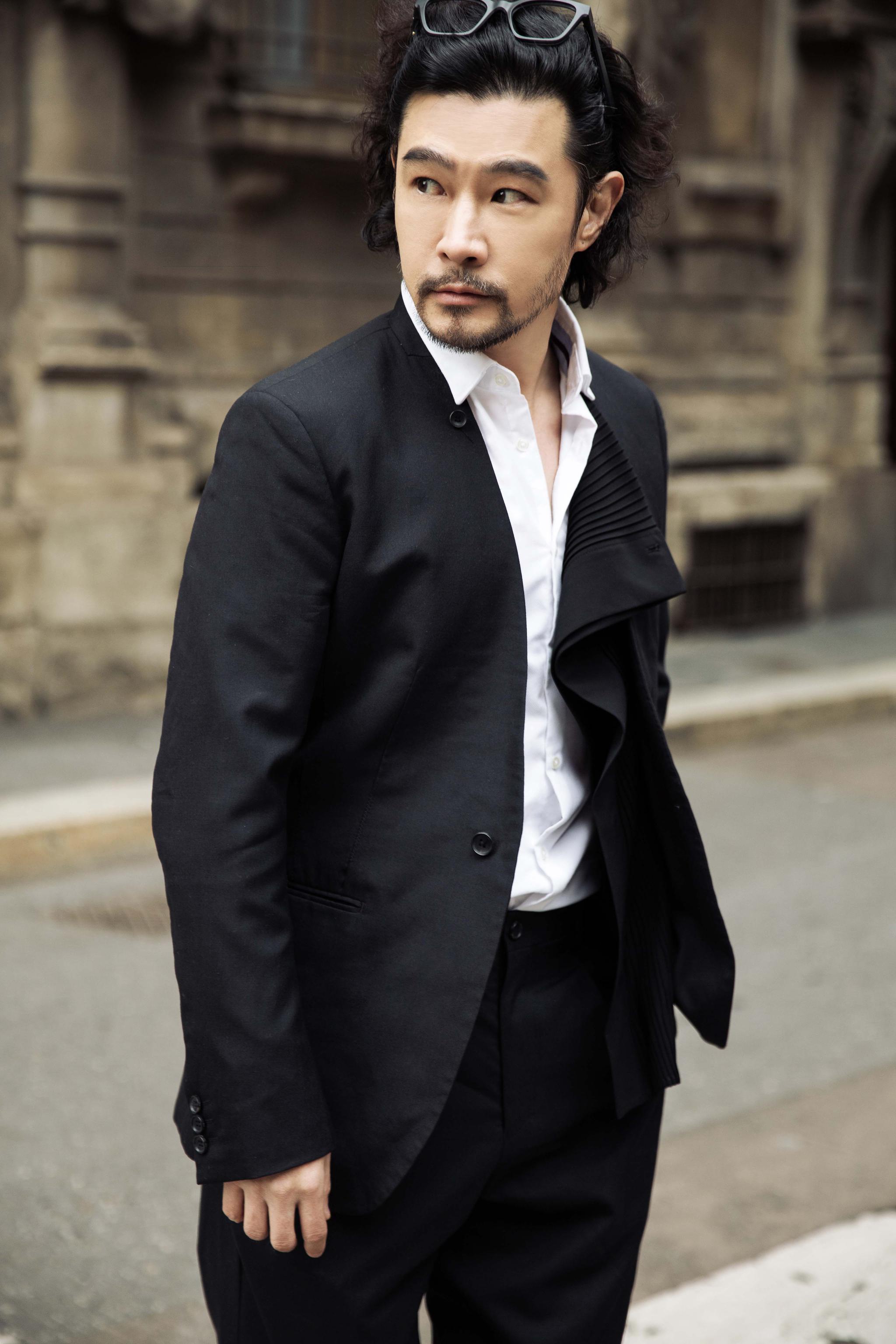 黄维德黑色西装绅士有型 释放硬汉荷尔蒙