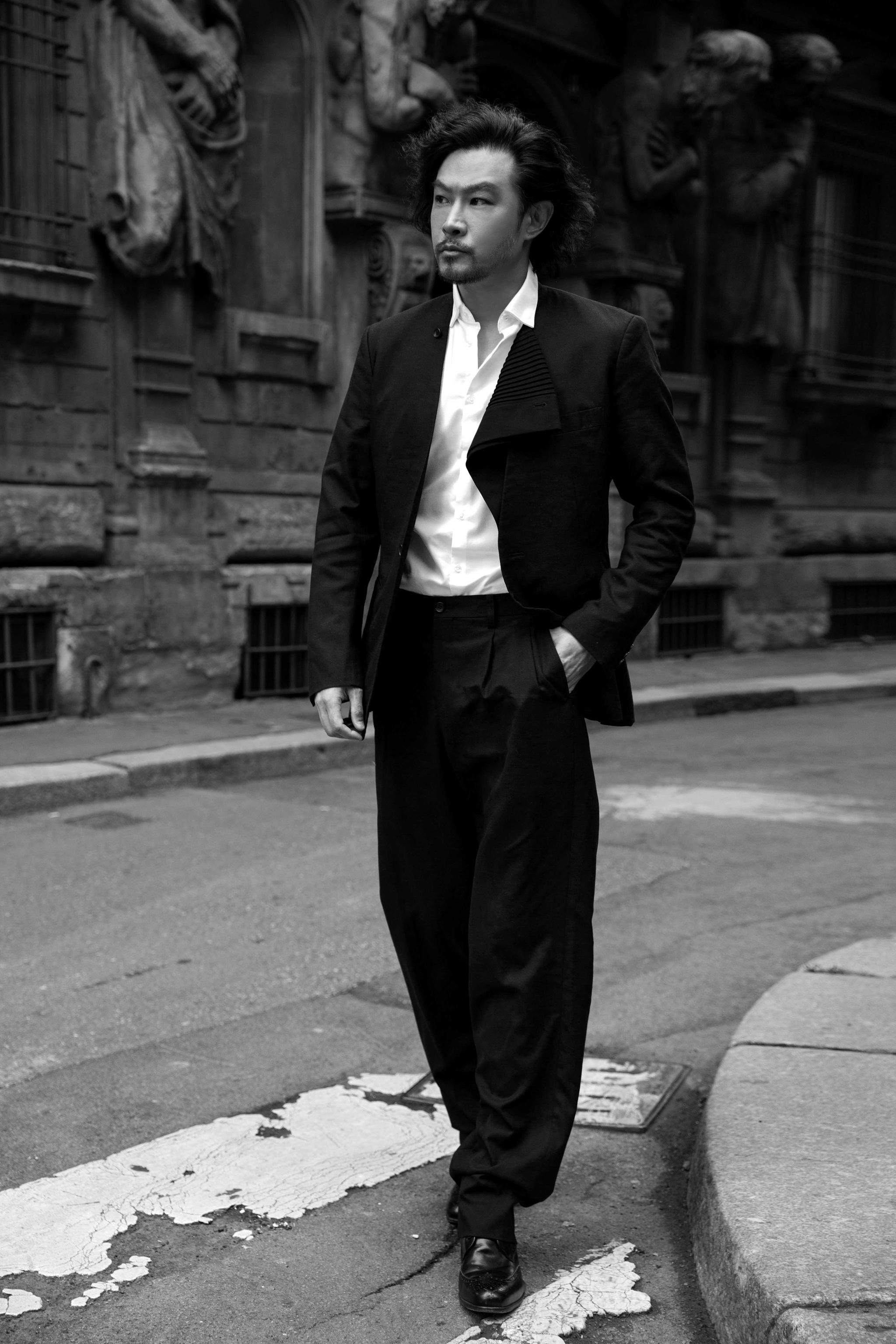 黄维德黑色西装绅士有型 释放硬汉荷尔蒙