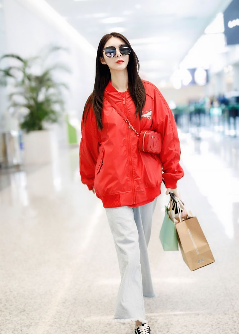 傅箐穿红色卫衣搭灰色运动裤,少女风十足,时尚穿搭真抢镜|运动裤|卫衣