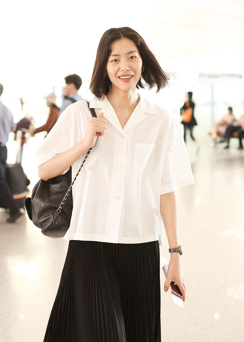 刘雯街拍:短袖白衬衫百褶黑裙 chanel双肩包皮鞋清爽淑女