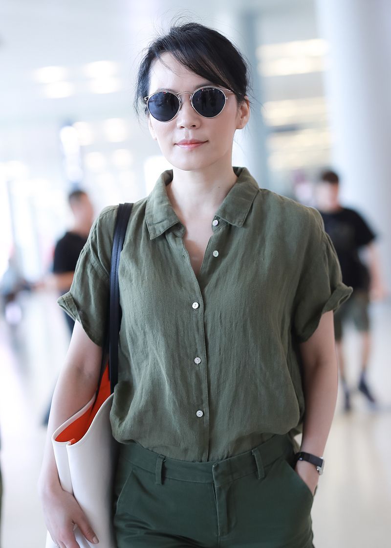 俞飞鸿街拍:军绿色衬衣搭配绑带渔夫鞋 prada包袋实用经典_高清图集