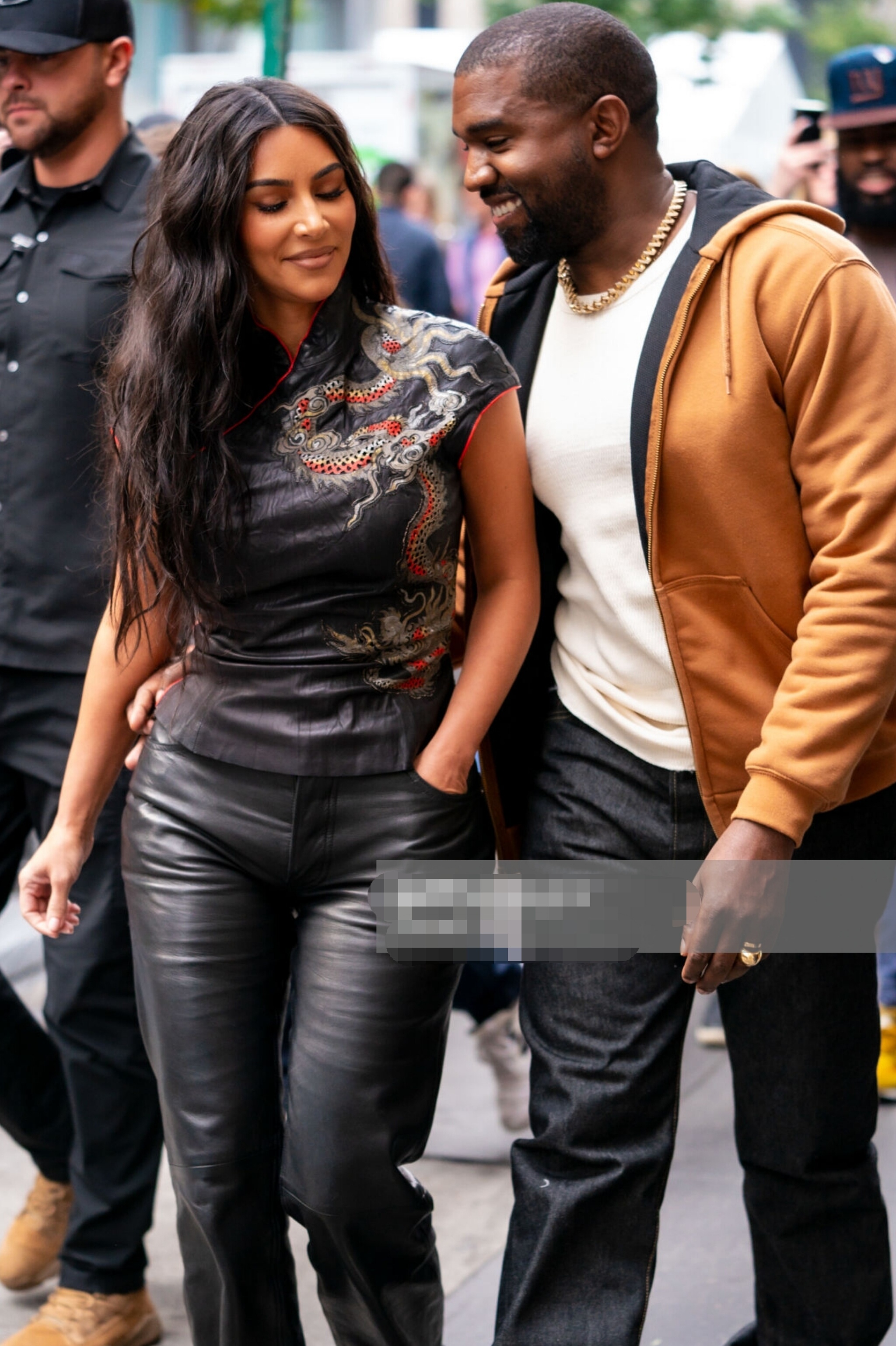 金·卡戴珊和坎耶纽约外出逛街,俩人挽手同行,恩爱极了