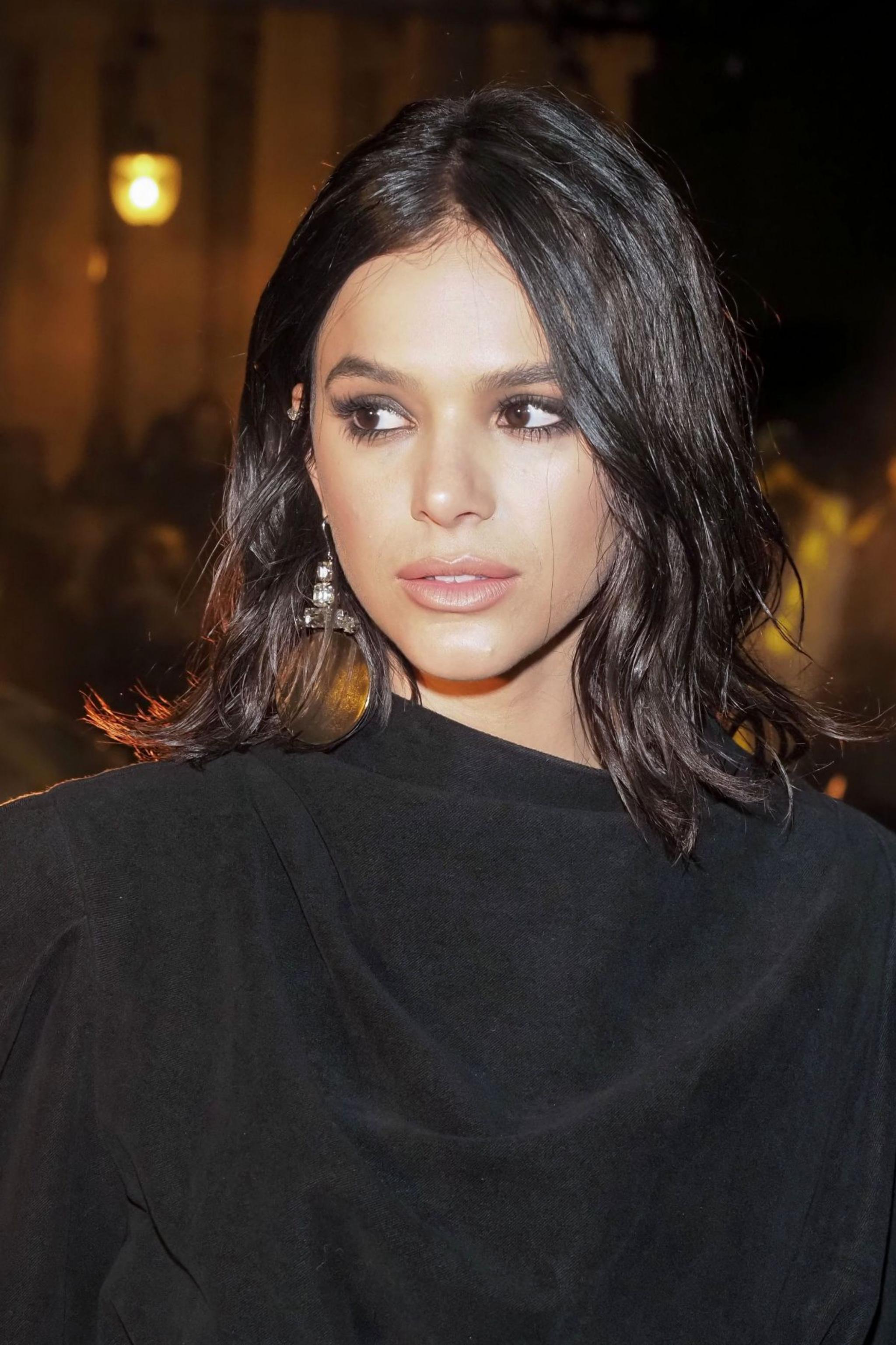 内马尔前女友布鲁娜出席巴黎时装秀,身着黑色亮片长裙,美极了|布鲁娜|