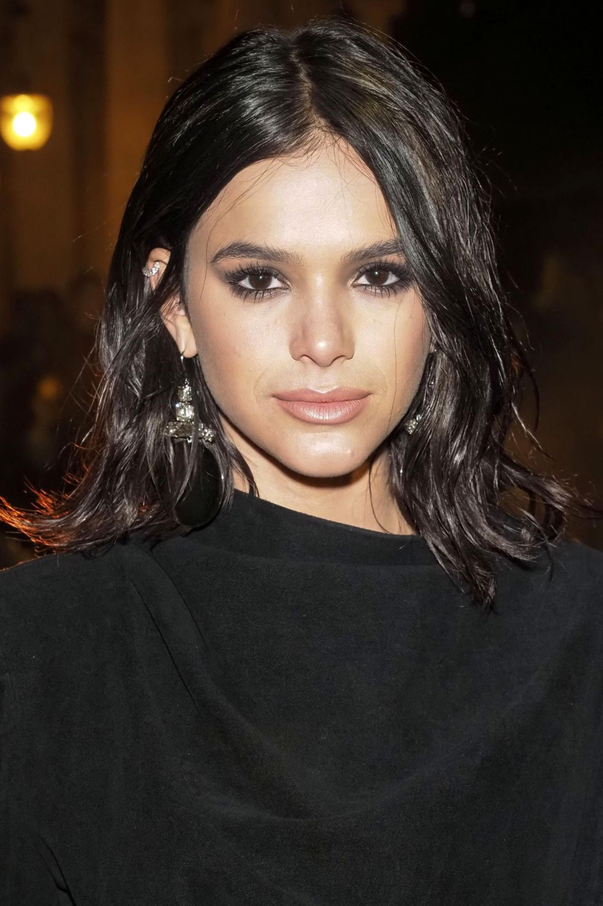 内马尔前女友布鲁娜出席巴黎时装秀身着黑色亮片长裙美极了