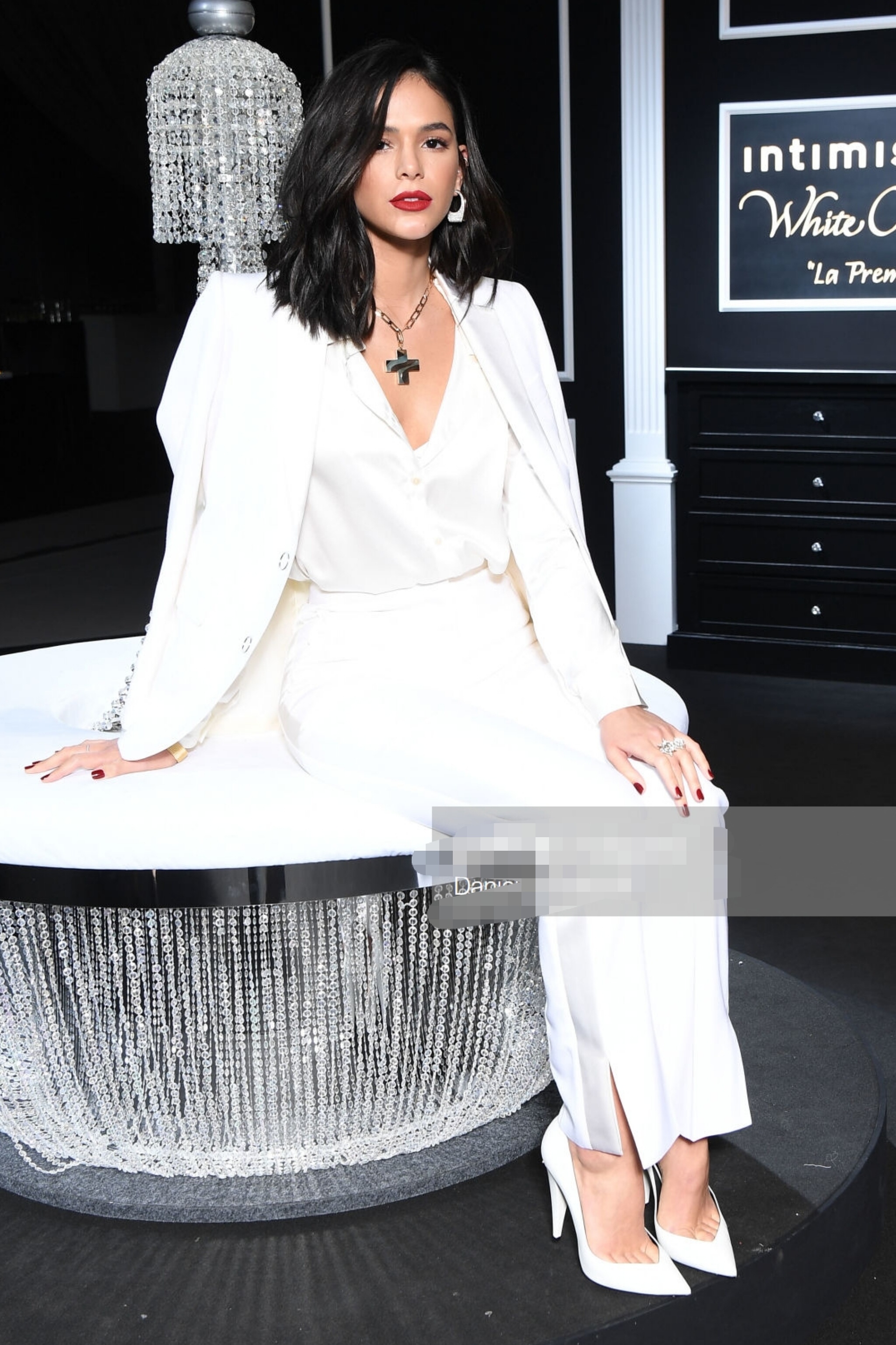 内马尔前女友布鲁娜秀场上抢尽风头,一袭白色礼服惊艳全场