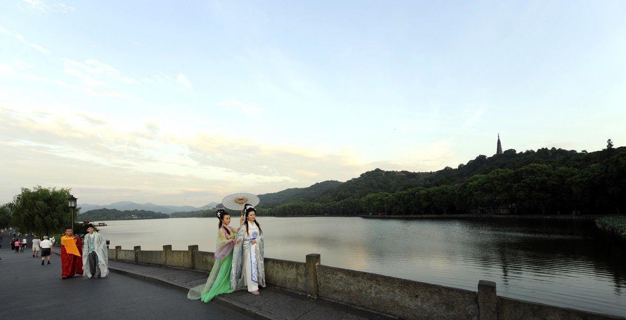 西湖穿越来了一个白娘子在断桥上找许仙见了保安现原形