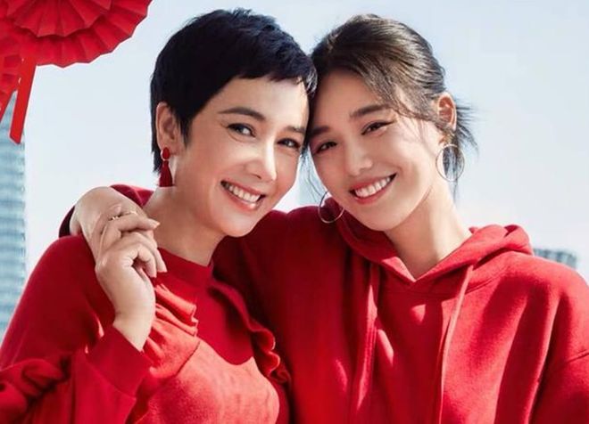 马思纯与小姨蒋雯丽合体拍大片网友两人都很有气质很养眼