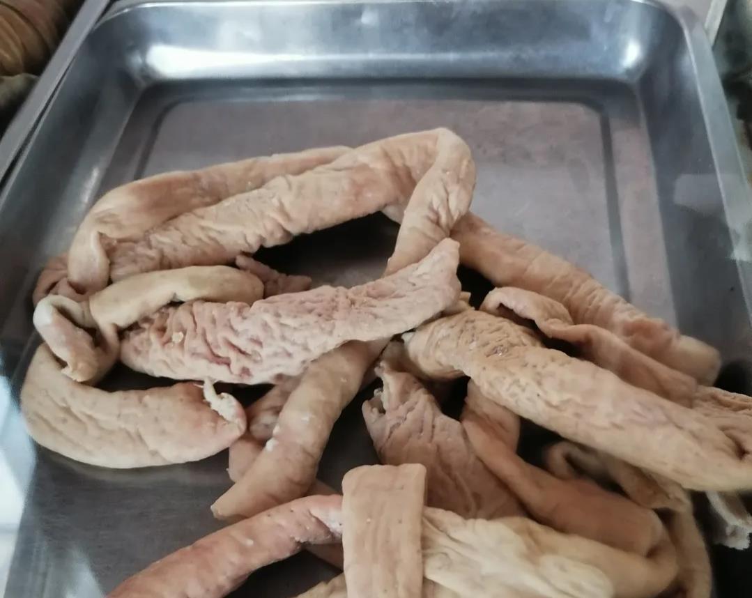青岛最正宗的苦肠,猪小肠制做,不是传说中的鸡小肠,蘸蒜泥好吃