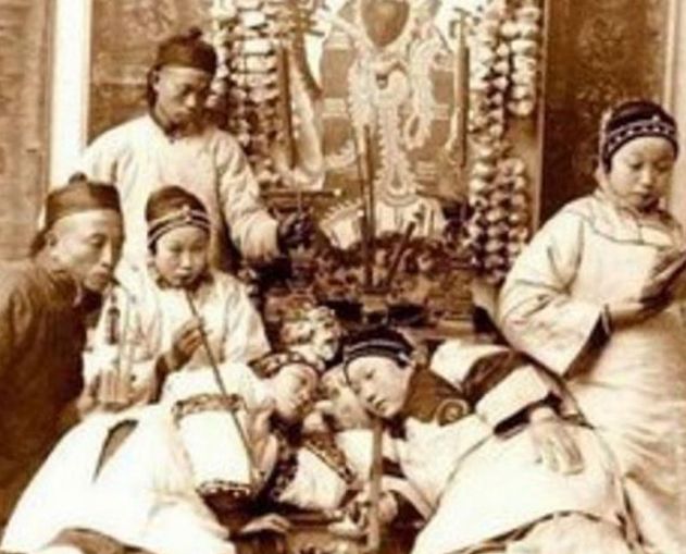 清朝：图1吸食大烟的普通人，图3消失绝迹满清卖货郎|大烟|货郎|普通人_新浪新闻
