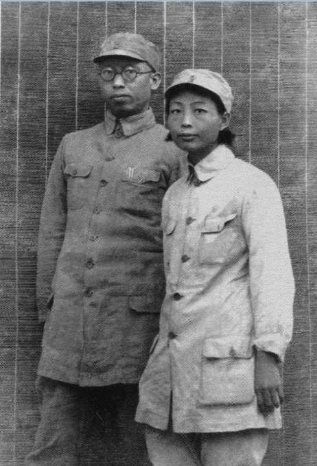 1937年,已经没有吴先恩任何消息的林月琴,在好友的介绍下认识了罗荣桓