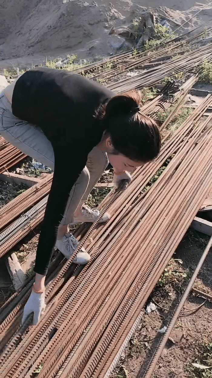 工地上穿着牛仔裤干活的美女,"她"是一道最美的风景线