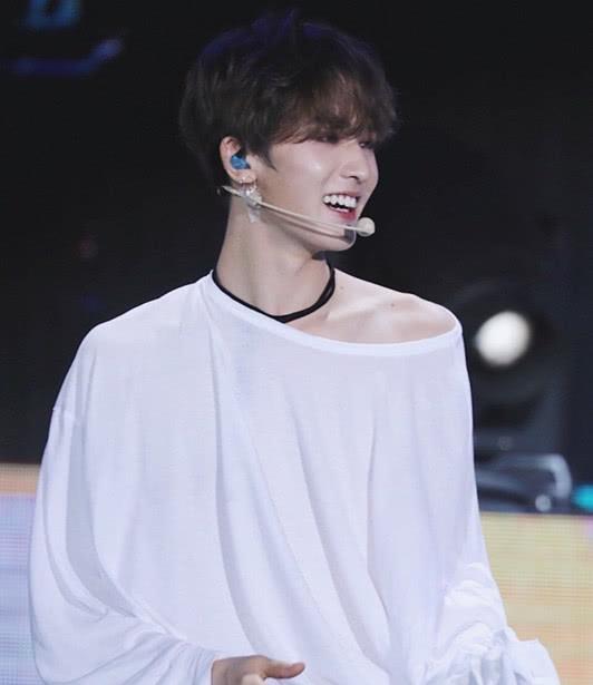 男星露肩装都啥样?肖战温柔,权志龙撩人,看到王一博:憨宝宝?