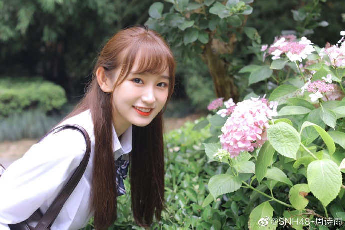 人气偶像团体SNH48周诗雨可爱自拍写真美照欣赏