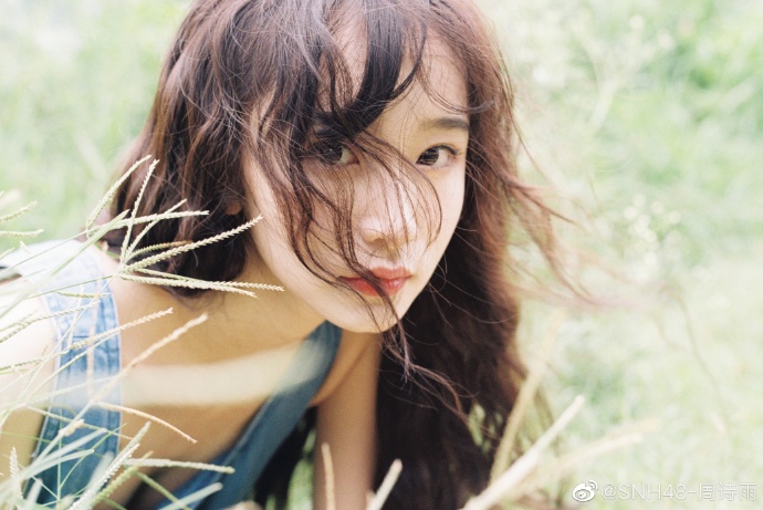 人气偶像团体SNH48周诗雨可爱自拍写真美照欣赏