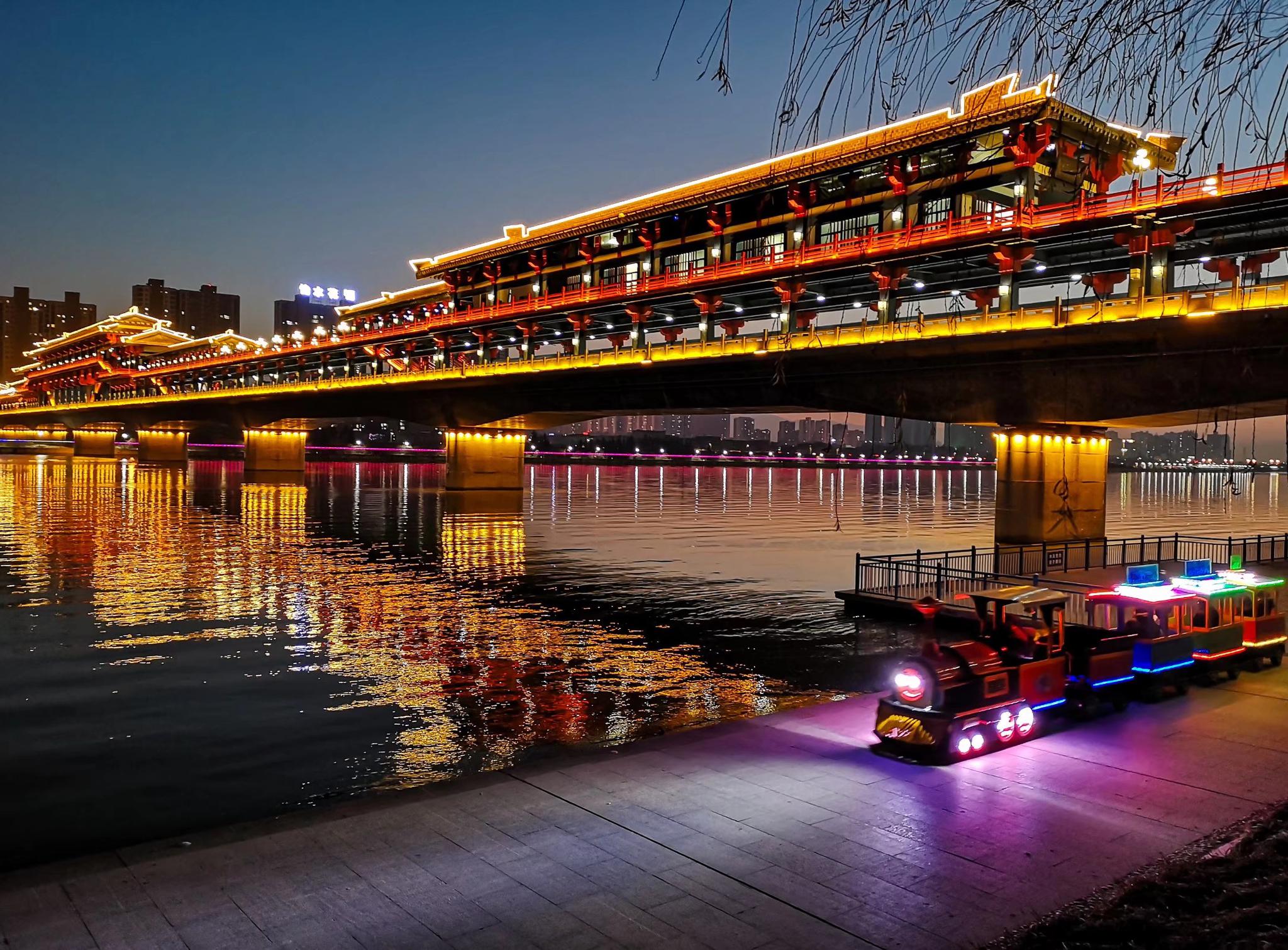 咸阳古渡——"古渡廊桥"夜景