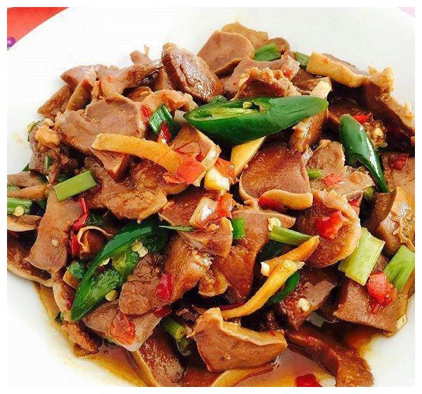 姐的老妈会时不时做一些猪内脏给他们当下酒菜,爆炒猪舌就是其中之一