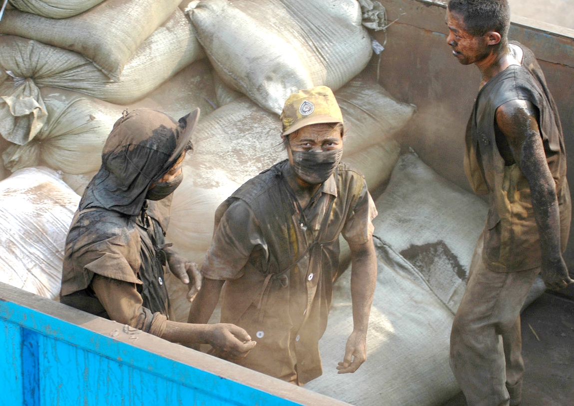 秀苦力的网红们装什么卖苦力的装卸工用生命装点劳动者本色