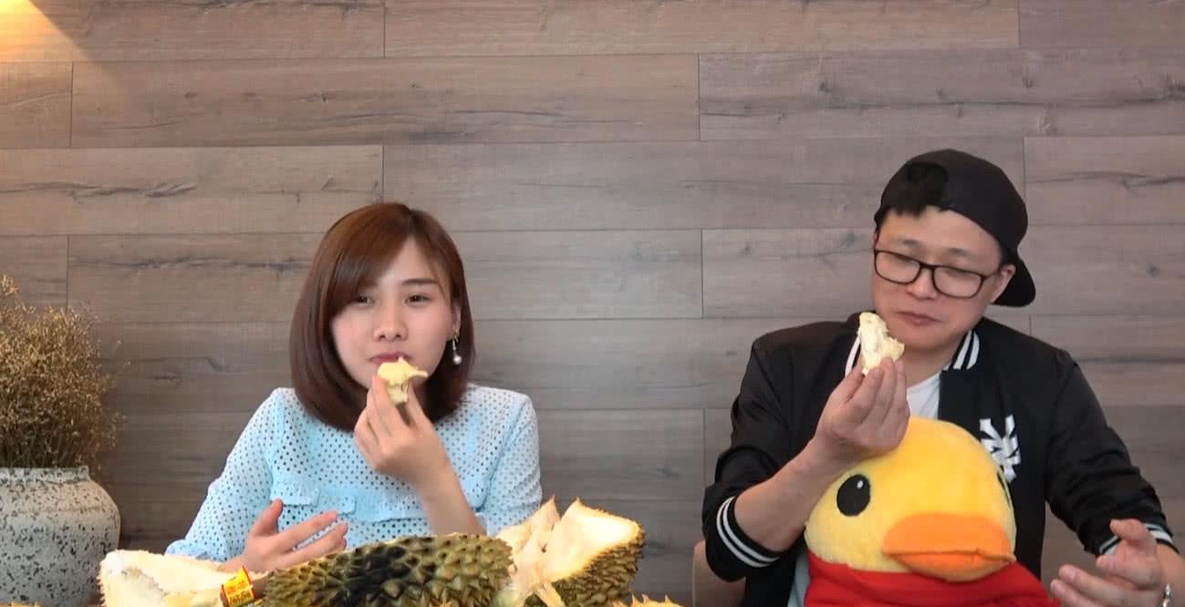 密子君和饲养员比赛开榴莲,自创了这样的方式,一般人都不敢尝试