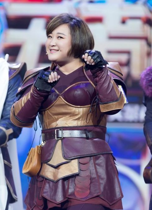 美女cos"王者荣耀雅典娜"前几张都很唯美,最后一张居然是贾玲